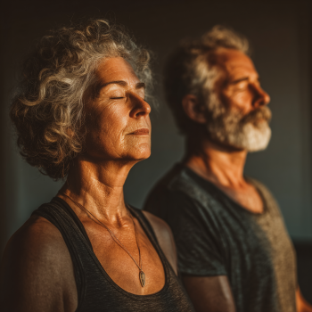 Група літніх людей займається йогою